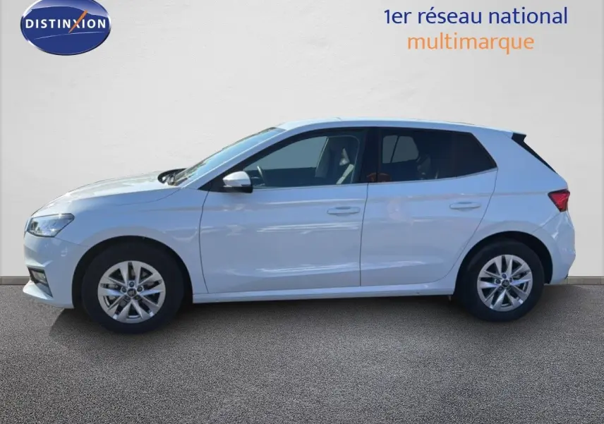 Vue de profil côté gauche d'une Skoda Fabia blanche glacier 2025 sur fond neutre, jantes alliage visibles.