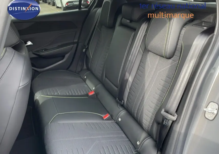 Vue intérieure côté droit des sièges arrière en tissu et cuir noir avec surpiqûres vertes d’un Peugeot 308 gris selenium 2026.