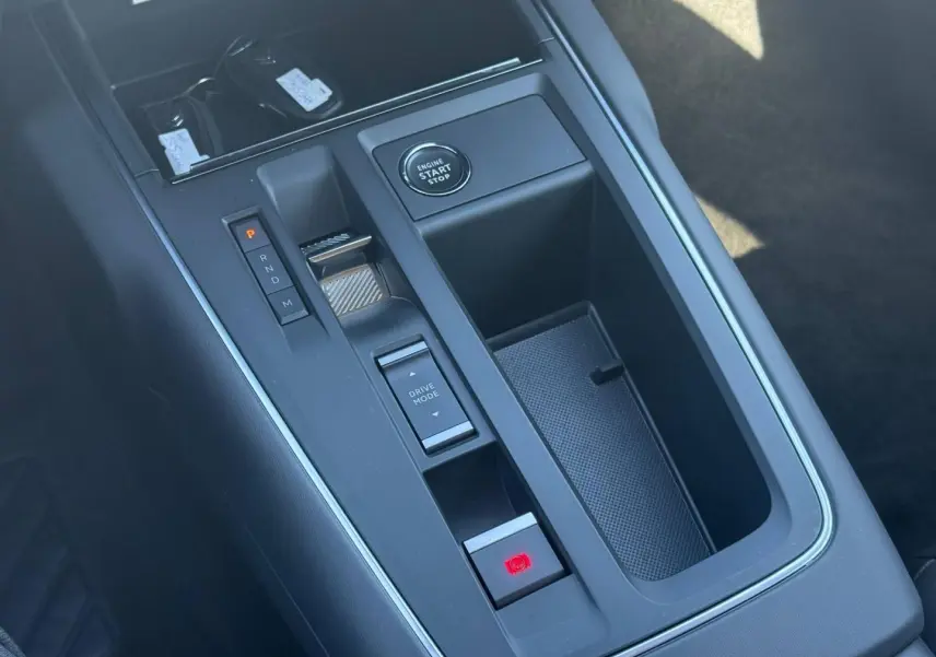 Gros plan sur la console centrale noire du Citroën C5 Aircross 2025 avec bouton start/stop et levier de boîte automatique.