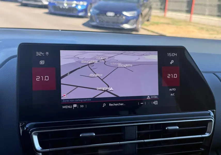 Vue avant intérieure sur l'écran tactile du GPS du Citroën C5 Aircross noir Perla Nera avec tableau de bord moderne.