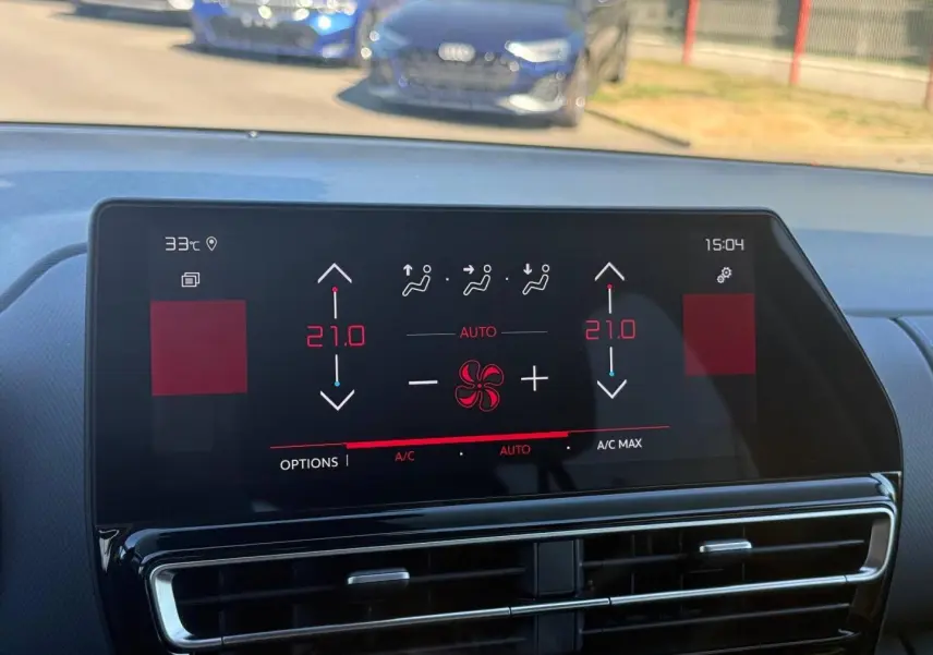 Écran tactile central de la Citroën C5 Aircross noir, affichant la climatisation à 21°C en mode automatique.