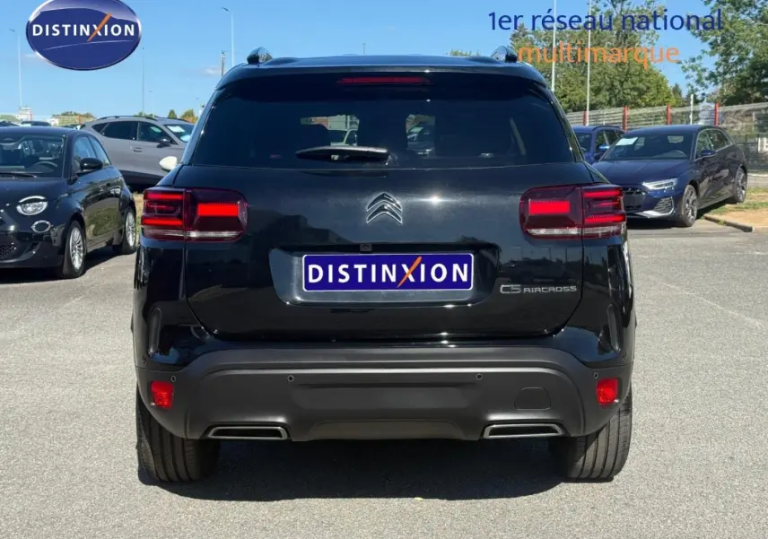 Vue arrière d'un Citroën C5 Aircross noir Perla Nera avec feux LED et double sortie d'échappement intégrée.