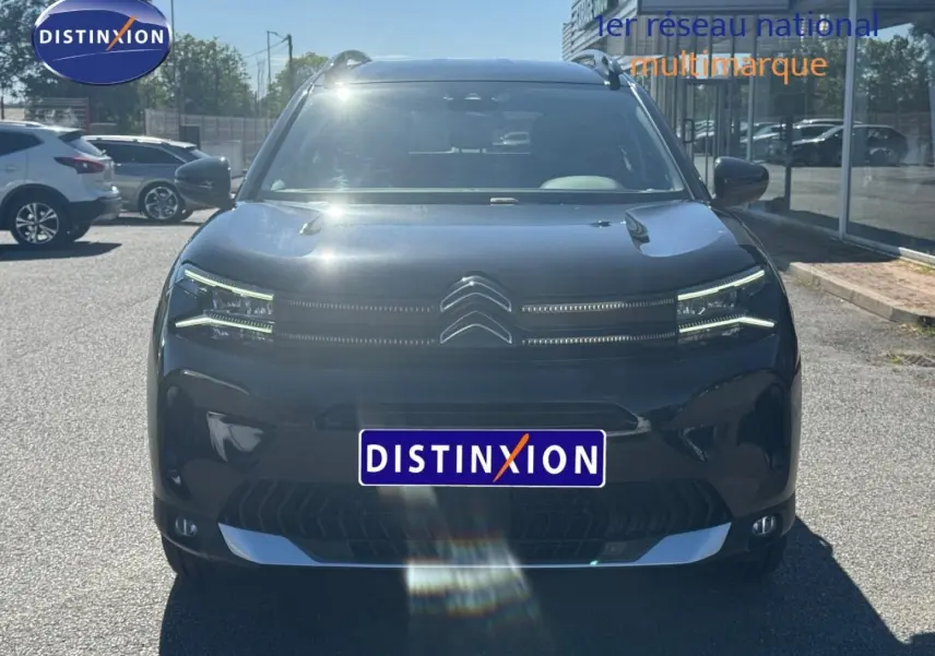 Vue de face du Citroën C5 Aircross 2025 noir Perla Nera avec calandre distinctive et phares LED allumés.