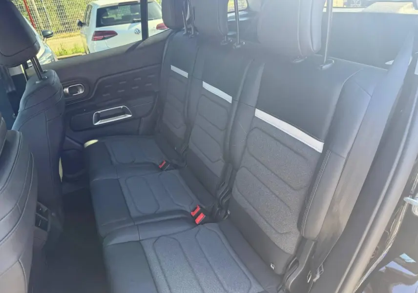 Vue intérieure côté droit sur la 2e rangée de sièges individuels noirs et gris du Citroën C5 Aircross 2025.