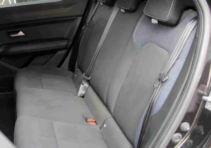 Vue côté droit de la banquette arrière du Dacia Duster 2025, sellerie Denim bleu et ceintures de sécurité grises.