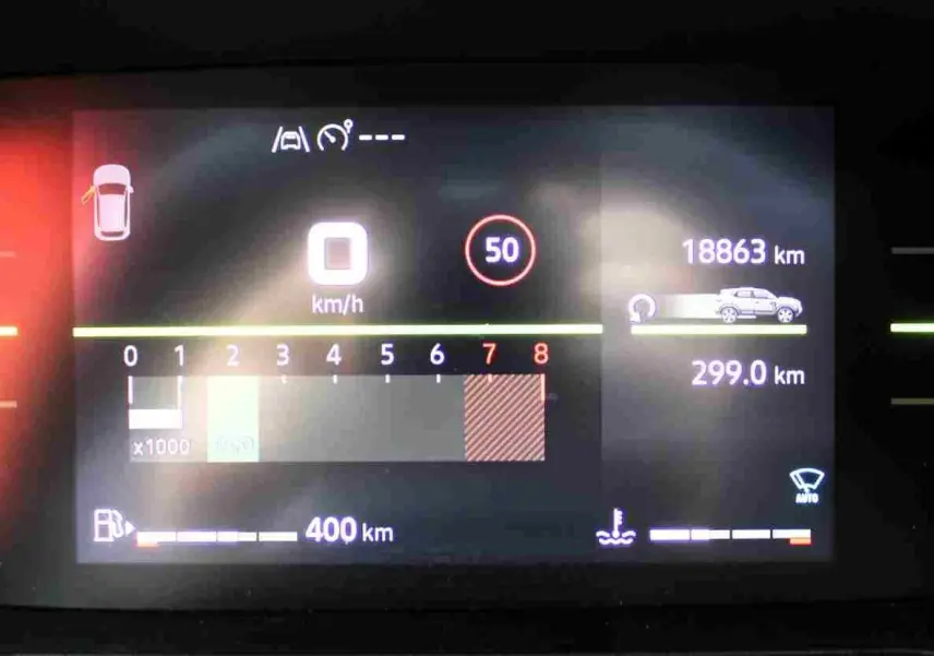 Affichage numérique du tableau de bord du Dacia Duster 2025, montrant la vitesse, la consommation et l'autonomie.