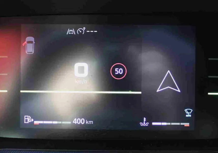 Tableau de bord digital du Dacia Duster 2025 affichant vitesse, limite à 50 km/h et autonomie de 400 km.