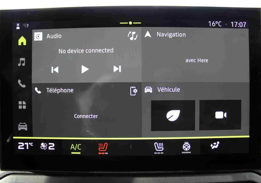 Écran tactile central du Dacia Duster 2025 affichant les menus audio, navigation, téléphone et véhicule en intérieur.