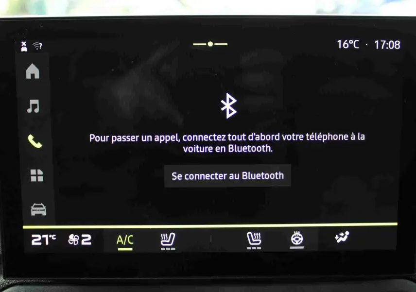 Écran tactile central du Dacia Duster 2025 affichant la connexion Bluetooth et commandes climatisation et sièges chauffants.