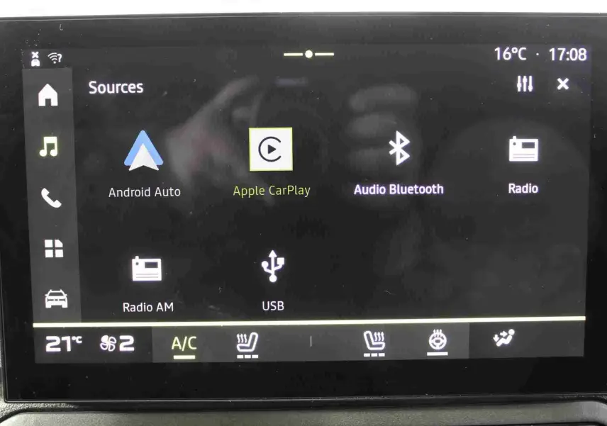 Écran tactile central du Dacia Duster noir 2025 affichant les options Apple CarPlay et Bluetooth.