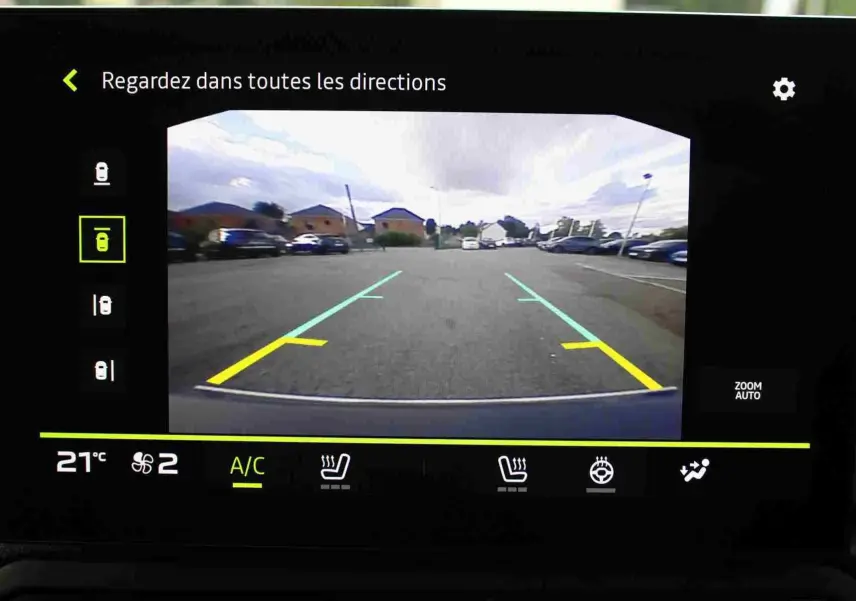 Écran de caméra 360 affichant la vue arrière du Dacia Duster noir avec lignes de guidage de recul.