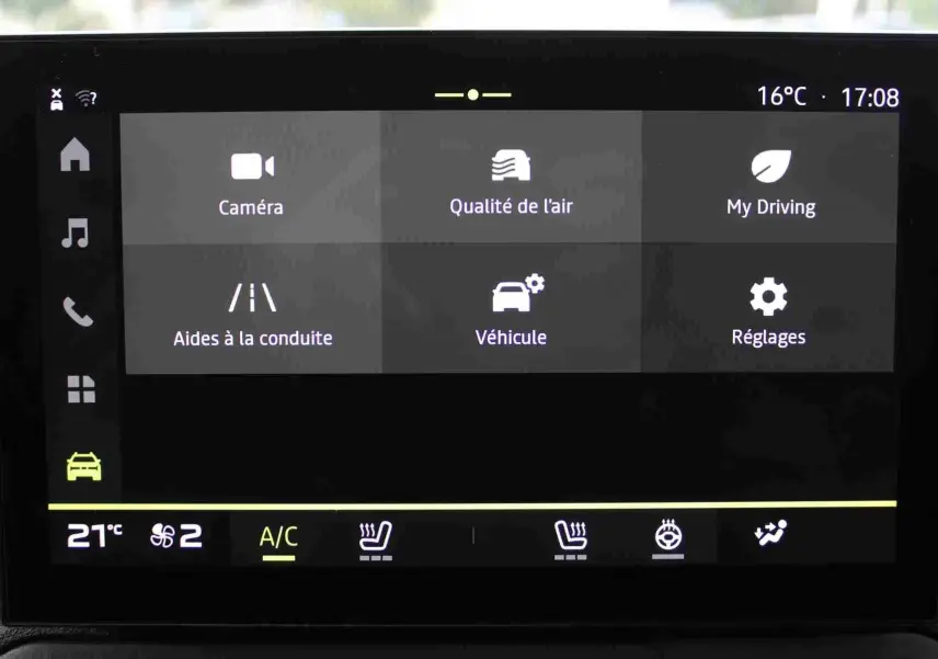 Écran tactile central du Dacia Duster III noir, affichant les menus caméra, qualité de l'air et aides à la conduite.