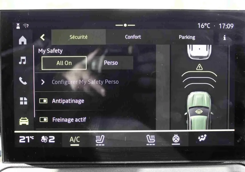Écran tactile central du Dacia Duster 2025 affichant les réglages de sécurité et confort, interface en français.