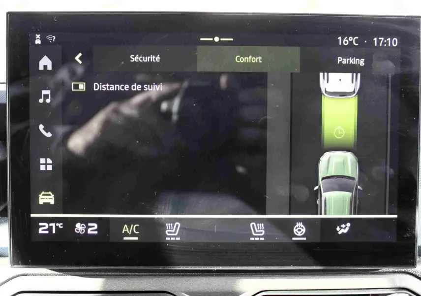 Écran tactile central du Dacia Duster 2025 affichant les réglages de confort et la caméra 360 en vue intérieure.