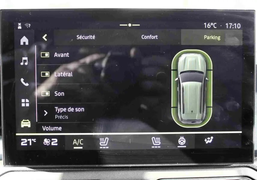 Écran tactile du système multimédia Dacia Duster 2025 affichant la caméra 360 et les réglages de confort.