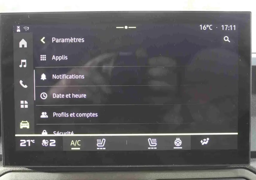 Écran tactile central du tableau de bord du Dacia Duster 2025 affichant les paramètres et commandes de climatisation.