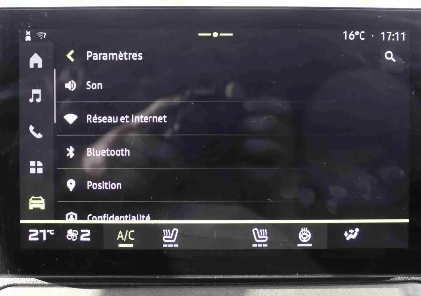 Écran tactile central du Dacia Duster 2025 affichant les paramètres, avec commandes climatisation et sièges chauffants.
