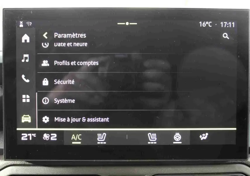 Écran tactile central du tableau de bord du Dacia Duster 2025 affichant les paramètres et commandes de climatisation.