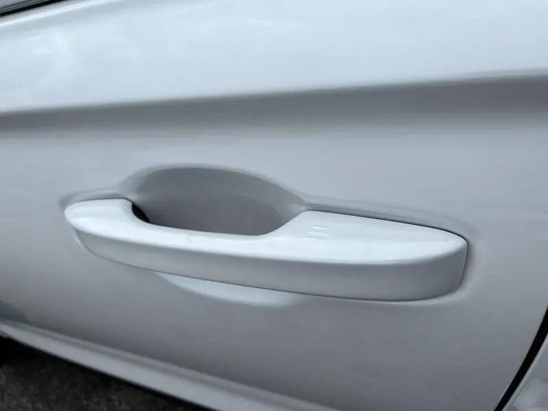 Poignée de porte blanche Platine nacrée en gros plan sur une Honda CR-V 2024 hybride.
