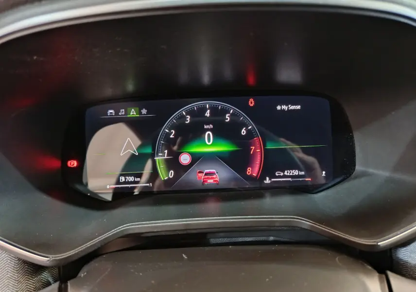 Affichage numérique du combiné d'instruments de la Renault Clio rouge 2024, vitesse à zéro et navigation active.