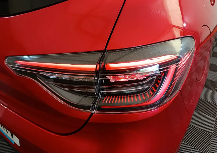 Gros plan sur le feu arrière droit rouge vif de la Renault Clio Techno TCe 90 2024, soulignant son design LED moderne.
