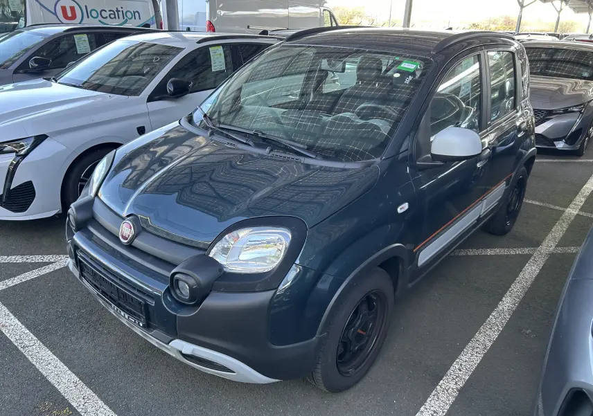Vue 3/4 avant droite d'une FIAT Panda City Cross 2023 gris minuit avec protections noires et jantes noires.