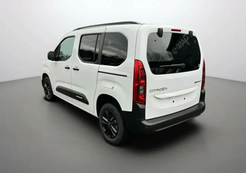 Vue 3/4 arrière droite du Citroën Berlingo Kaolin white avec vitres arrière surteintées et jantes noires.