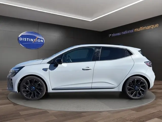 Vue de profil droit d'une Renault Clio Esprit Alpine E-Tech 2025 gris clair avec jantes noires et toit noir.