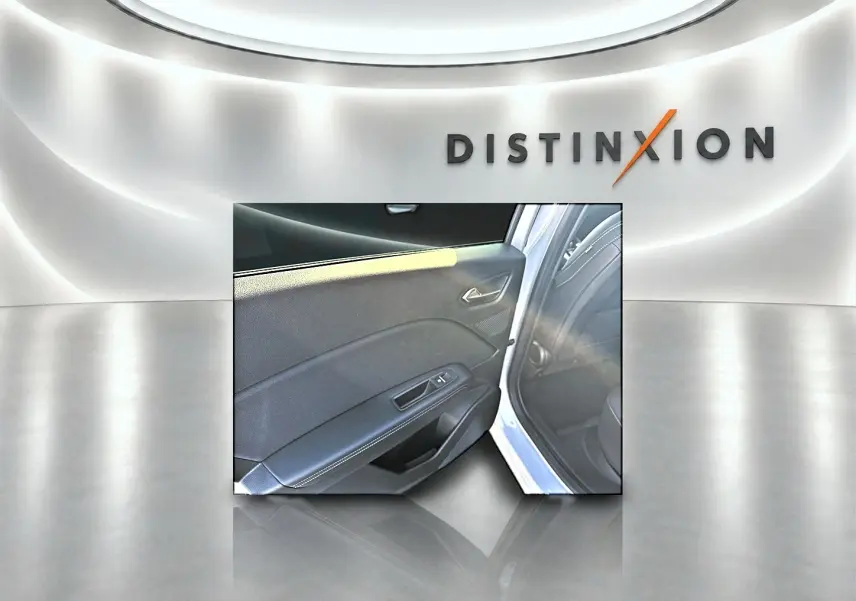 Vue intérieure côté gauche de la porte arrière ouverte d'une Renault Symbioz gris cassiope, avec commandes de vitre visibles.