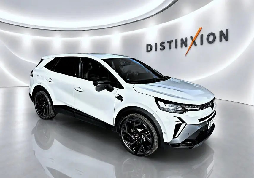 Vue 3/4 avant droite d'un Renault Symbioz gris cassiope avec jantes noires dans un showroom moderne.
