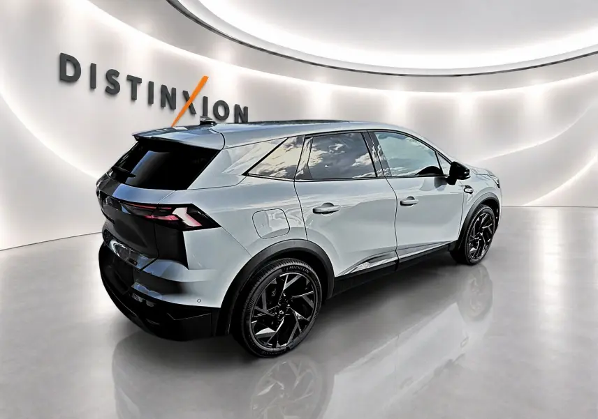 Renault Symbioz gris cassiope en 3/4 arrière droit, avec jantes noires et vitres arrière surteintées dans un showroom lumineux.
