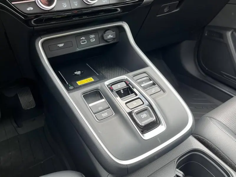 Vue rapprochée de la console centrale noire du Honda CR-V 2024 avec commandes de boîte automatique et prises USB.