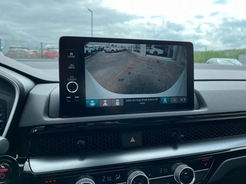 Écran tactile du tableau de bord du Honda CR-V blanc Platine nacrée 2024 montrant la caméra de recul en marche.