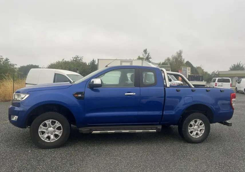 Profil côté gauche du pick-up Ford Ranger bleu 2019 avec super cabine, barres de protection et jantes alliage.