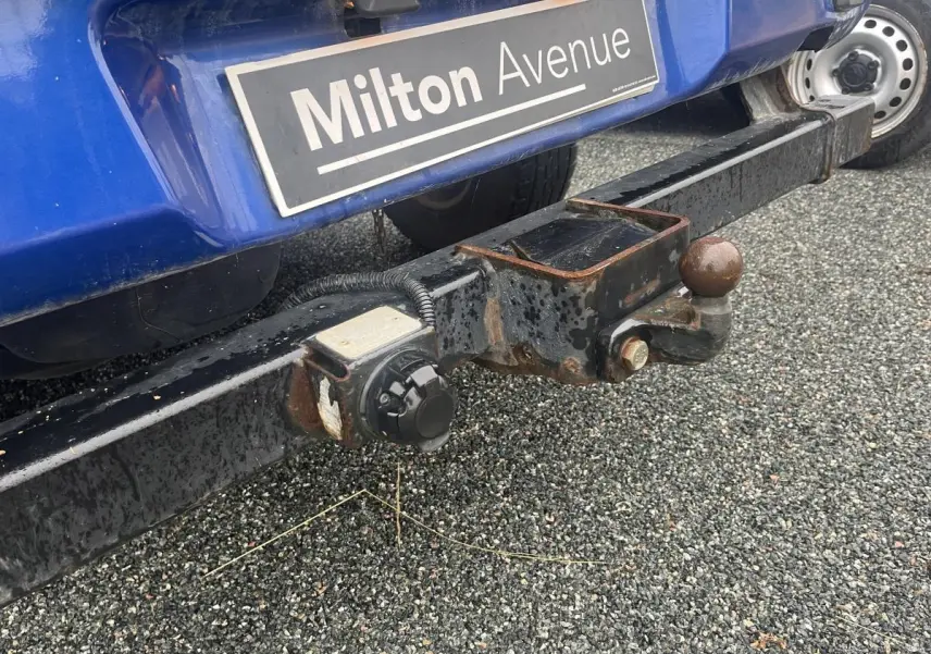 Gros plan sur le crochet d'attelage noir et rouillé à l'arrière d'un Ford Ranger bleu 2019.