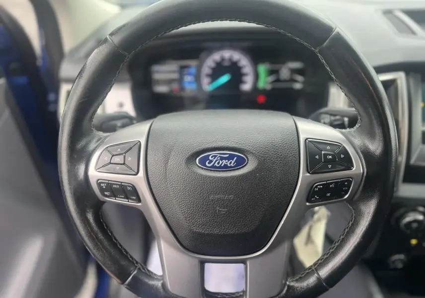 Volant cuir noir avec commandes intégrées du Ford Ranger 2.2 TDCi 160 Super Cabine XLT Sport bleu, vue de face intérieure.