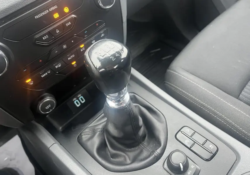Le levier de vitesses manuel noir du Ford Ranger 2.2 TDCi 2019, avec console centrale et commandes visibles.