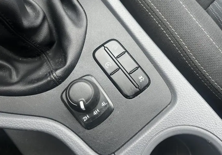 Gros plan sur les commandes de transmission 4x4 et assistances du Ford Ranger bleu 2019 dans la console centrale.