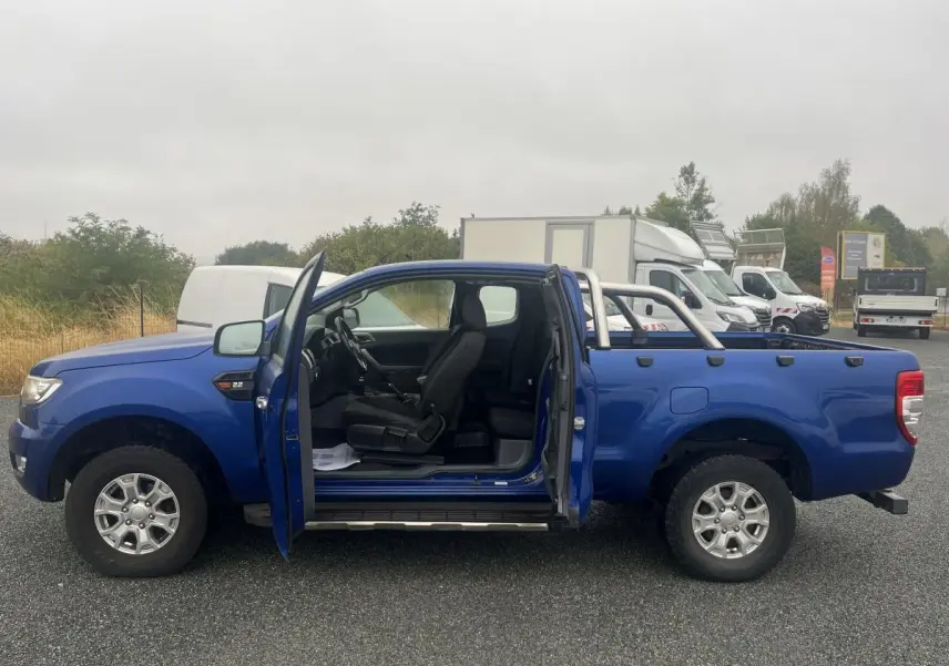 Ford Ranger bleu vue de profil côté gauche avec portes ouvertes et intérieur noir visible