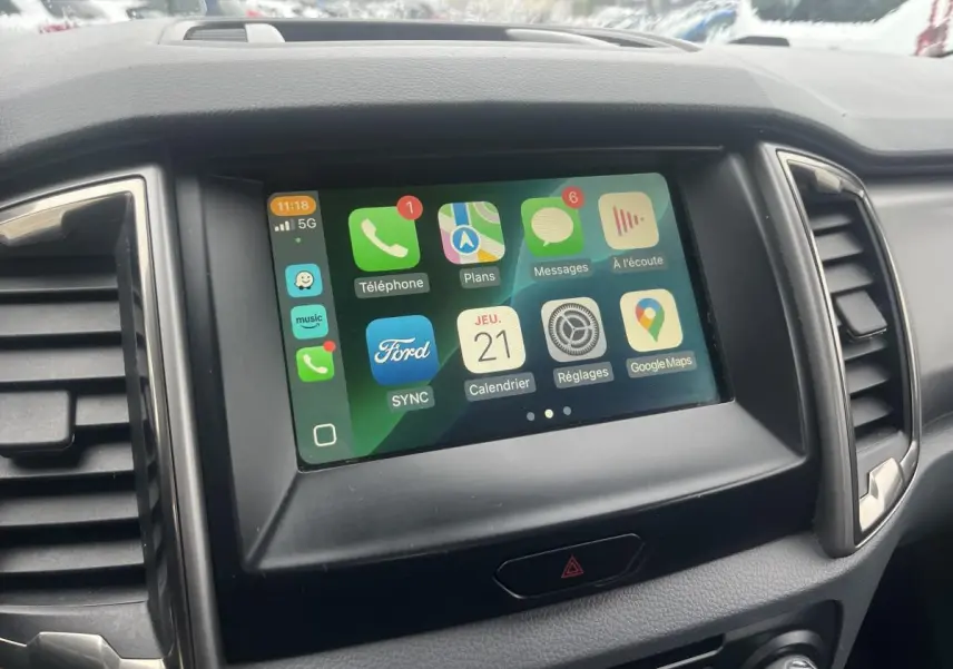 Écran tactile central du Ford Ranger 2019 affichant Apple CarPlay avec applications de navigation et communication.