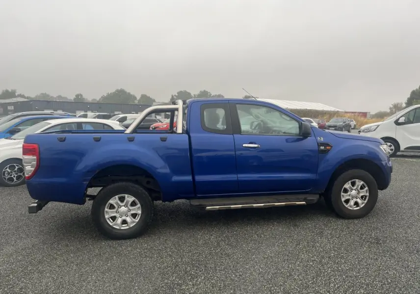 Ford Ranger bleu en profil côté gauche avec super cabine, barres de protection et marchepieds latéraux visibles
