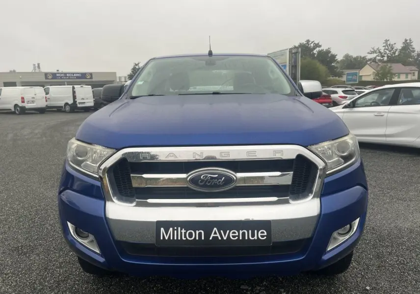 Vue frontale d'un Ford Ranger bleu métallisé 2019 avec calandre chromée et plaque Milton Avenue.