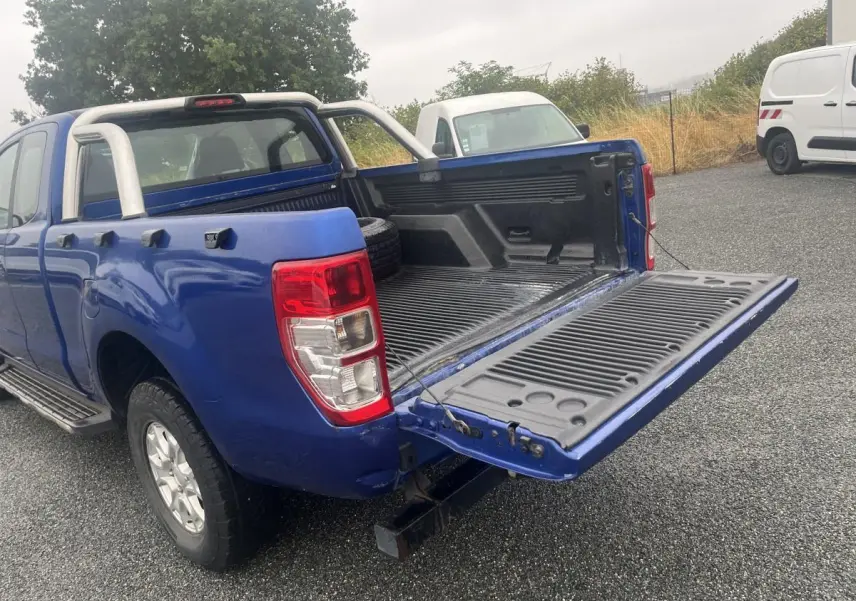 Vue arrière 3/4 droite du Ford Ranger bleu 2019 avec ridelle ouverte et barres de protection chromées.