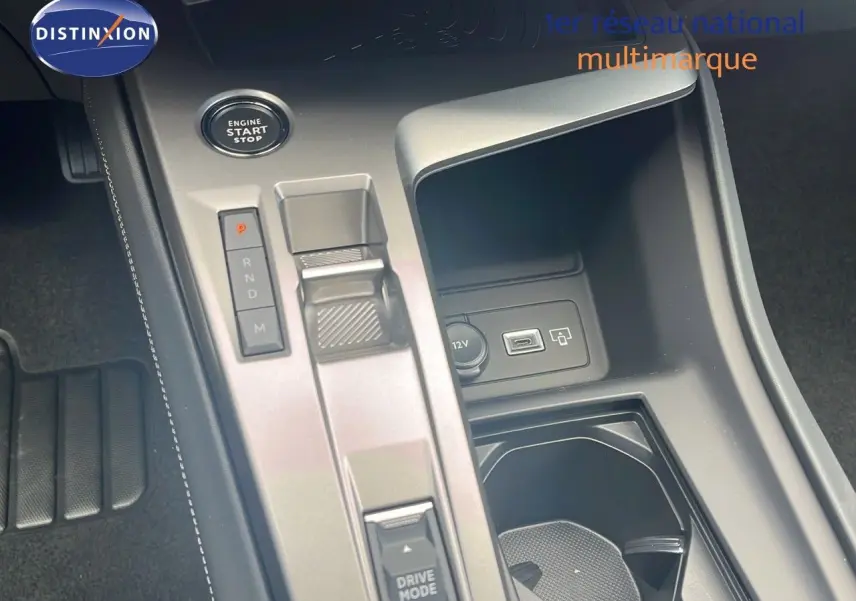 Console centrale de la Peugeot 308 hybride 2024 montrant la commande de boîte automatique et prise USB en intérieur noir.