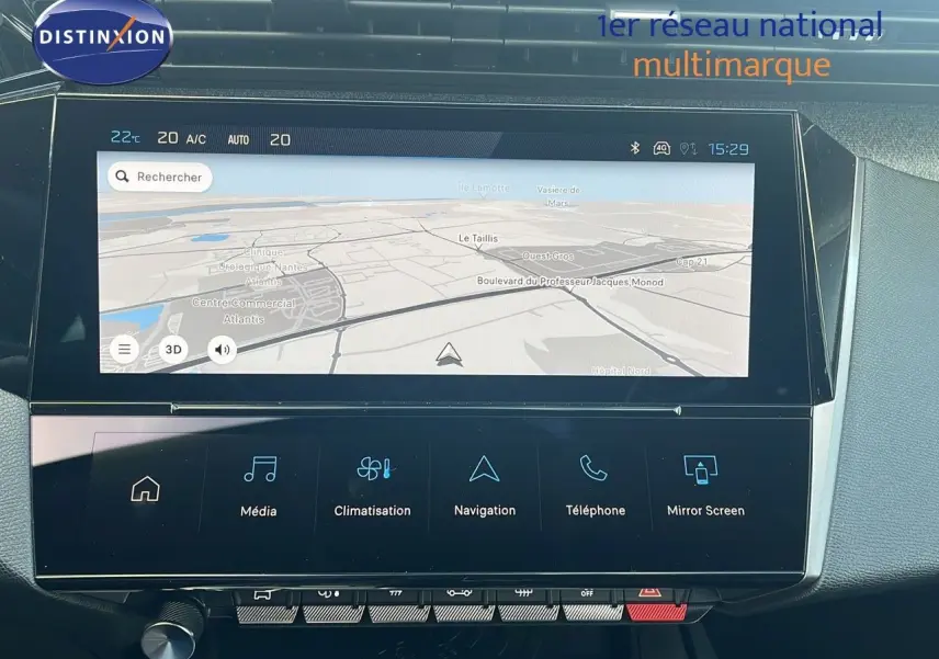 Vue rapprochée de l'écran tactile central de la Peugeot 308 1.2 Hybrid 136ch Allure en vert olivine métal, affichant la navigation.