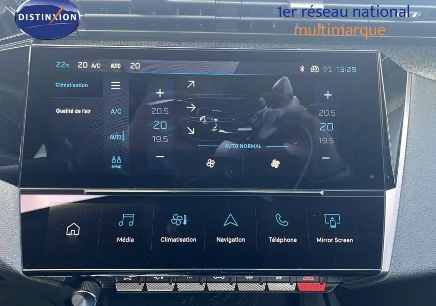 Écran tactile central de la Peugeot 308 1.2 Hybrid 136ch Allure montrant les réglages de climatisation et multimédia.