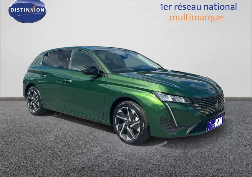 Peugeot 308 2024 vert olivine métal vue 3/4 avant droit avec jantes alliage et calandre noire distinctive.