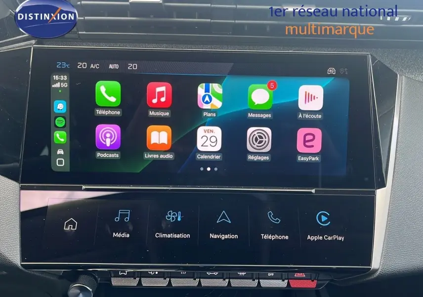 Écran tactile central de la Peugeot 308 hybride 2024 affichant les applications Apple CarPlay en intérieur.