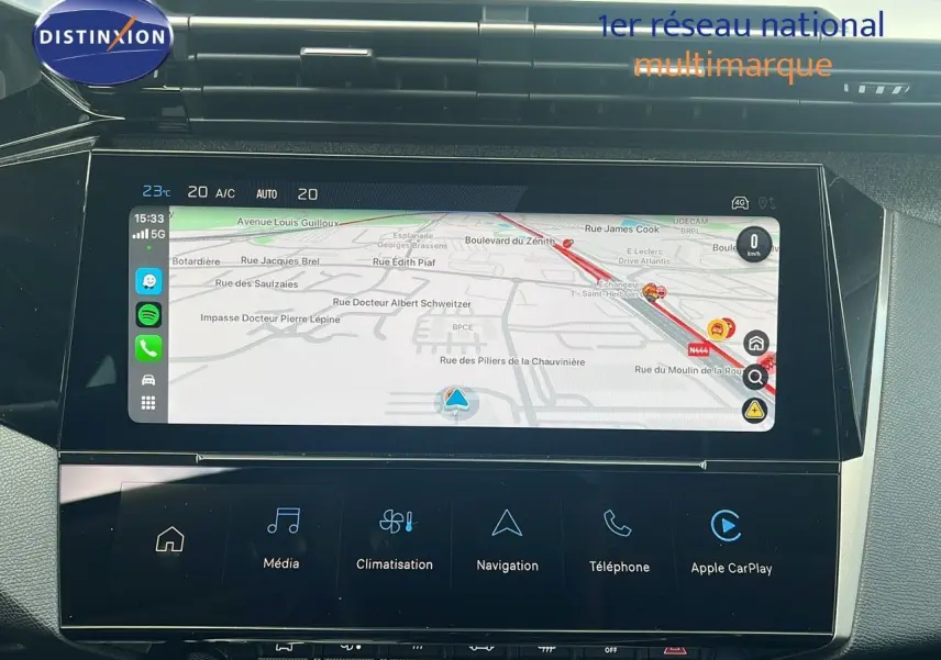 Écran tactile central de navigation et multimédia dans l'habitacle d'une Peugeot 308 1.2 Hybrid 136ch finition Allure.