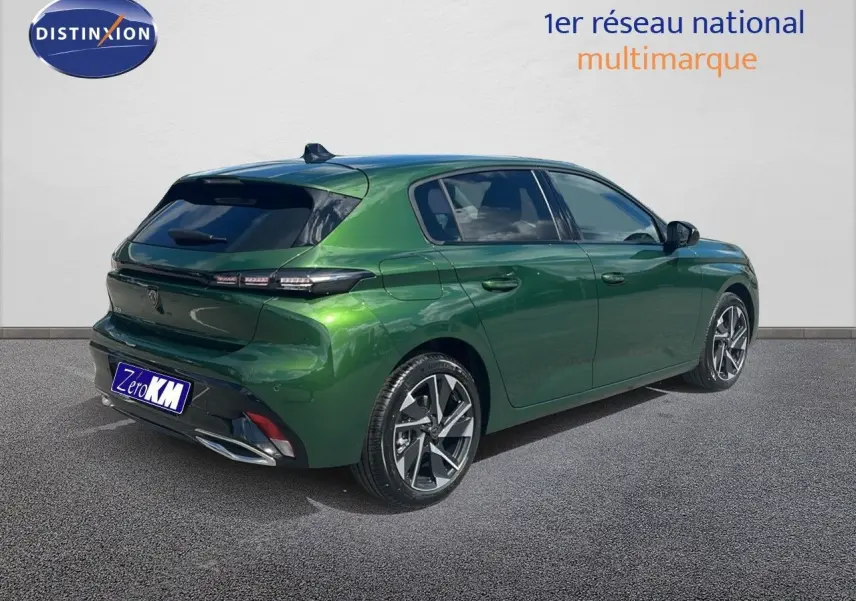 Peugeot 308 hybride vert olivine métal vue 3/4 arrière droit, avec jantes alliage et feux arrière LED distinctifs.